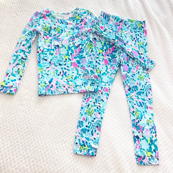 Lilly Pulitzer Girls Mini Sammy Pajama Set in Multi Dive Bar - Picture 2 of 6